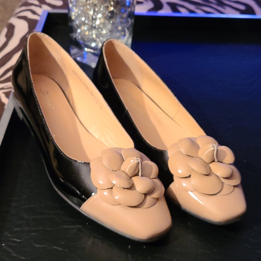 The Alba made in Italy flats completely new.